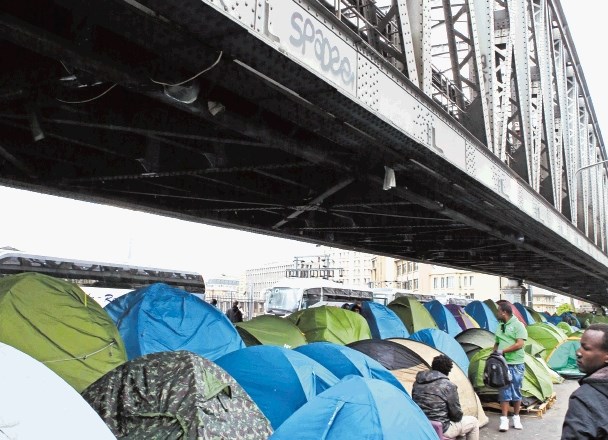 Če se Slovenija stisk beguncev in migrantov ne bo lotila na človeku dostojen način, česar s trenutnim ravnanjem ne dokazuje,...