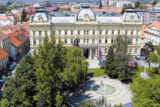 Afera kopiraj-prilepi dobiva že filmske razsežnosti. Je res mogoče, da je zaradi pritiska mariborske univerze, naj odstopi,...