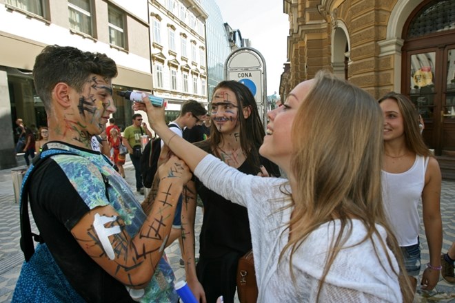 Dijakov prvih letnikov se višji velikokrat lotijo s flomastri. (Foto: Tomaž Skale) 