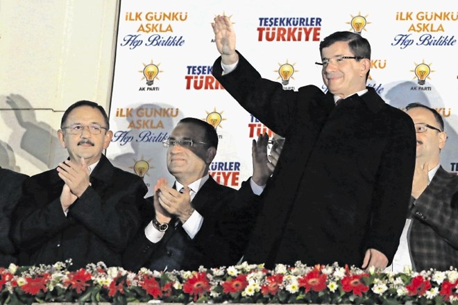 Turški premier Ahmet Davutoglu je zmago AKP opredelil kot zmago demokracije in ljudstva. 