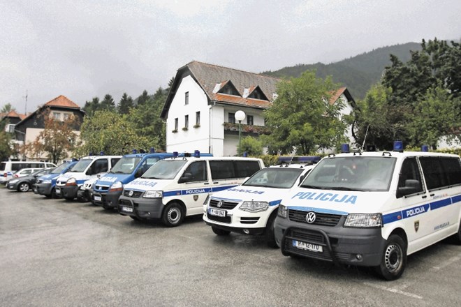 Policisti bodo v ponedeljek začeli iz uporabe izločati vso dotrajano in nevarno opremo. Tudi kar 500 policijskih vozil. 