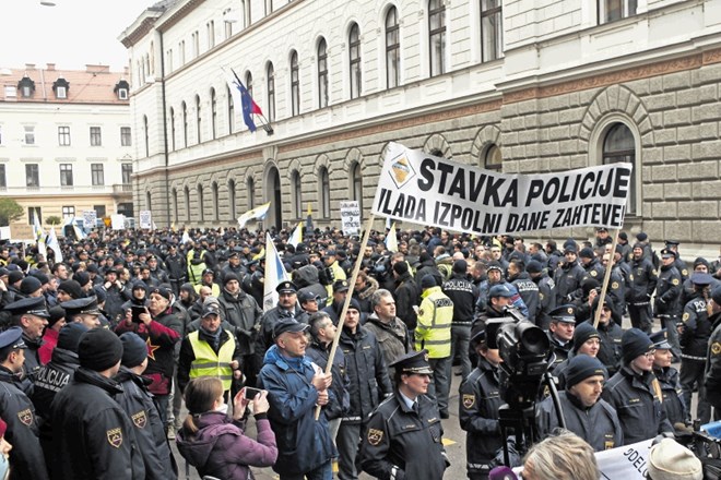 Policisti so odločeni stavkati do izpolnitve zahtev. Od začetka stavko tudi neprestano stopnjujejo. 