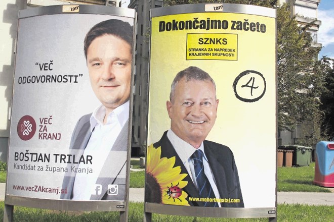 Boštjan Trilar (na plakatu levo) je svojo pot do županskega mandata tlakoval s kritiko vodenja občine v času Bogataja. Zdaj,...