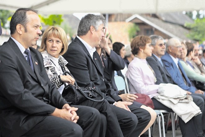 Branko Grims pravi, da mora na prireditve zdaj hoditi brez družine. Pri maši na Brezjah  ob prazniku Marijinega vnebovzetja...