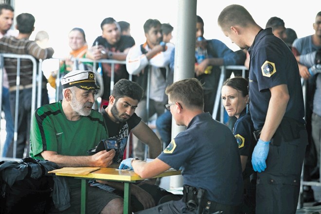 Po ocenah vlade Slovenija na migrantski poti v primerjavi s Hrvaško in Grčijo edina ustrezno evidentira tujce in jim izdaja...