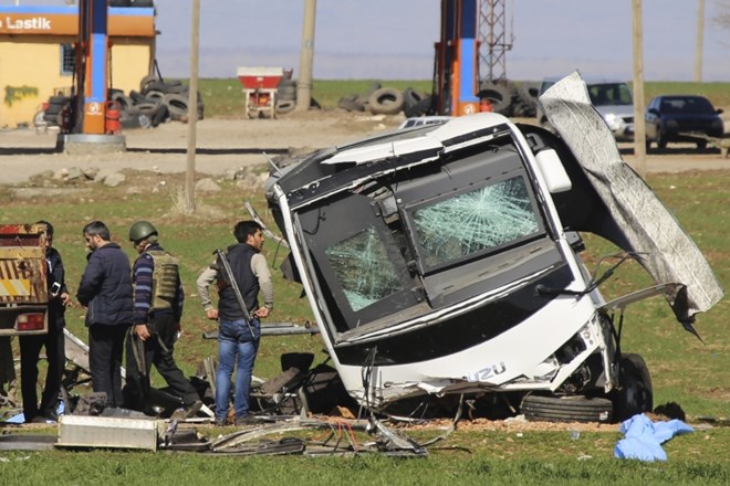 Napadu na vojaški transport v Ankari je včeraj sledil še napad PKK na avtobus, v katerem so med Dijarbakirjem in Bingolom na...