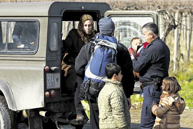 Tako so srbske oblasti zaradi nepopolnih dokumentov Makedoniji včeraj vrnile sirsko družino. Tudi Srbija je namreč začela...