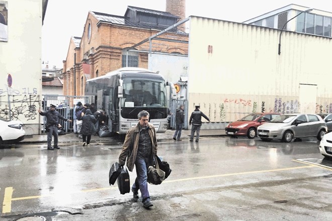 V novi dom sredi prestolnice so včeraj pripeljali prve azilante. Nova izpostava azilnega doma je zaživela v samskem domu v...