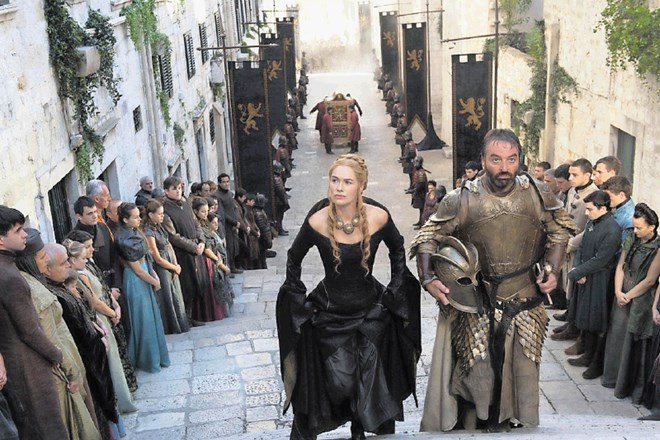 Cersei med sprehodom po dubrovniških ulicah