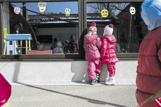 Ustava res ščiti družino, materinstvo, očetovstvo, otroke in mladino, kar pa še ne pomeni, da bi morala zagotavljati tudi...