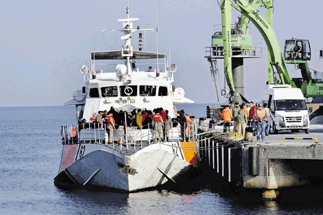 Tudi po zaprtju balkanske migracijske poti turška obalna straža v Egejskem morju vsak dan prestreže več deset beguncev.