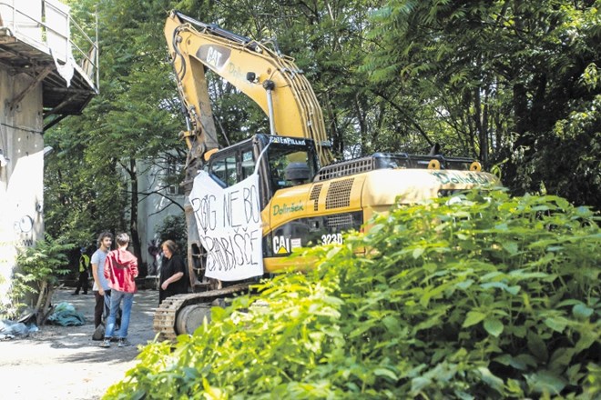 Bo Rog gradbišče ali ne? Gradbeni nadzornik Anton Štuhec pravi, da je že, čeprav bager ni premaknil še niti ene opeke.