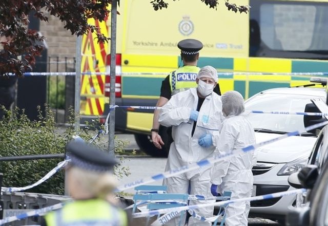 Policija je nemudoma zaprla širše območje okoli napada na jo Cox. (Foto: Reuters)