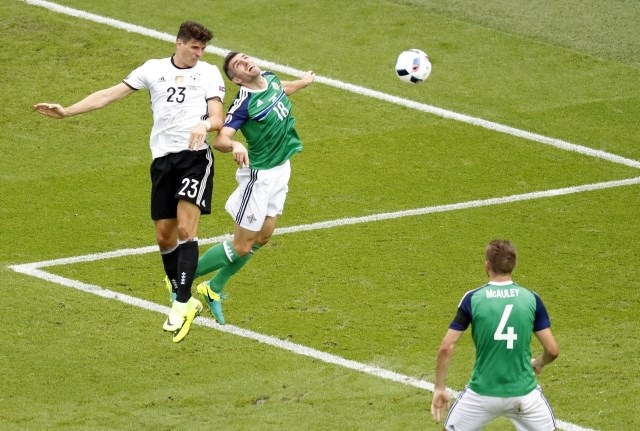 Mario Gomez (v belem dresu) je dosegel edini gol za zmago Nemčije. (Foto: Reuters)