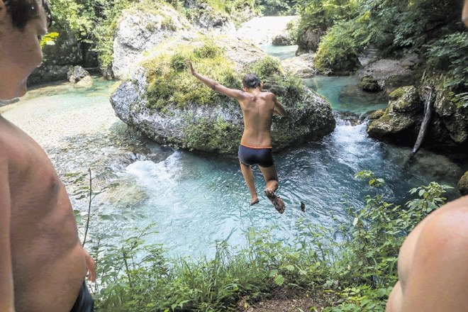 Pri nas se največ utopitev  zgodi v rekah. Na fotografiji: divje kopališče Kosorep na reki Kokri pri Kranju