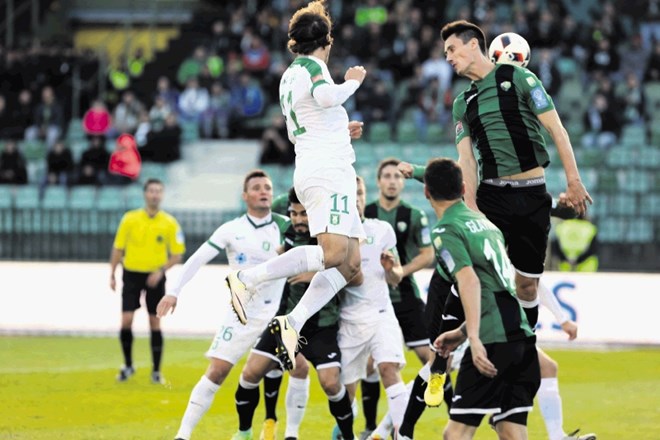 Ker Olimpija (v belih dresih) v Velenju ni pokazala želje po uspehu in na igrišču sploh ni delovala kot ekipa, se je...