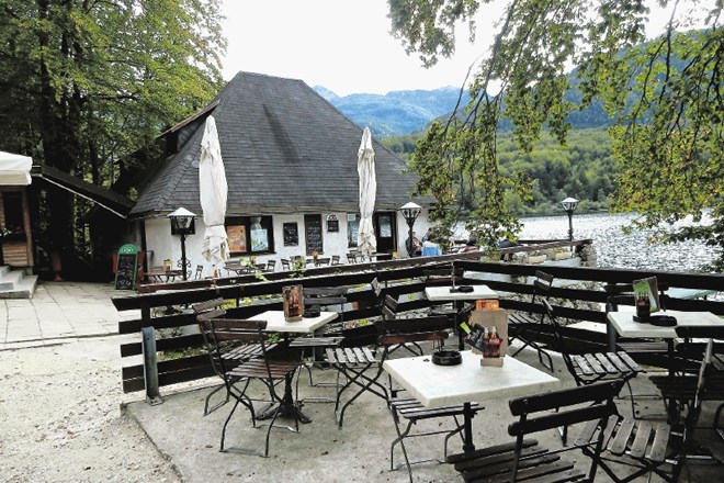 Odvetniki Nadškofije Ljubljana, ki hoče nazaj del zemljišč v priobalnem pasu Bohinjskega jezera, se čudijo, da občina temu...