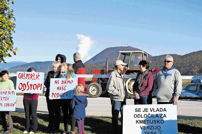 Na zadnjem protestu proti tretji razvojni osi F2-2 s priključkom v Šentrupertu se je v Parižljah zbralo okoli 300 ljudi....