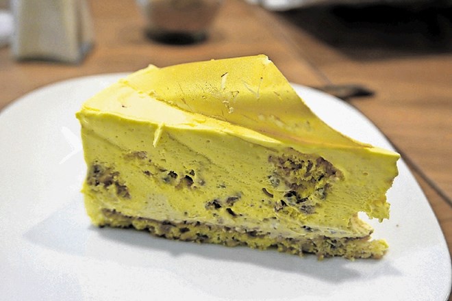 Kos torte melanije, ki jo ponujajo v Sevnici.