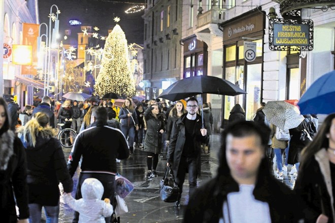 Praznični sejem in živahni vrvež v mestu sta eni od prednosti zimske Ljubljane, pravijo na spletni strani britanskega...