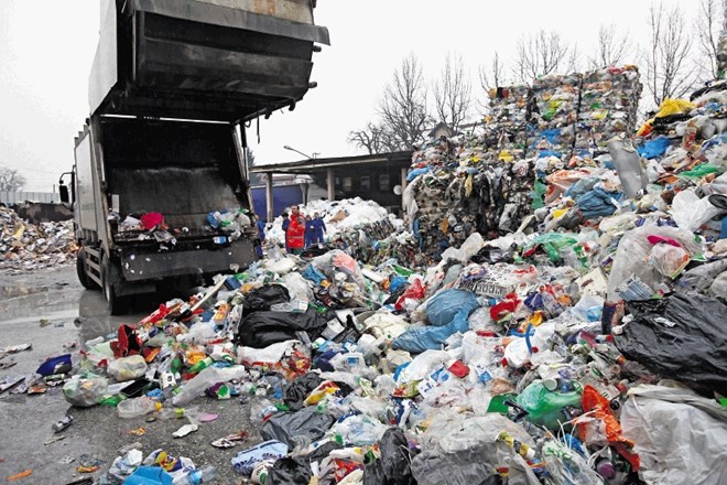 Številni Slovenci so očitno odkrili, da se jim bolj splača odpadne plastenke in pločevinke voziti čez mejo na Hrvaško kot jih...