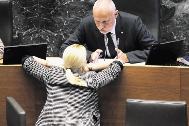 Brglez je Györkös-Žnidarjevo na posvetu povprašal, kako odgovarja na opozorila o številnih kršitvah, ki jih je izrazila...