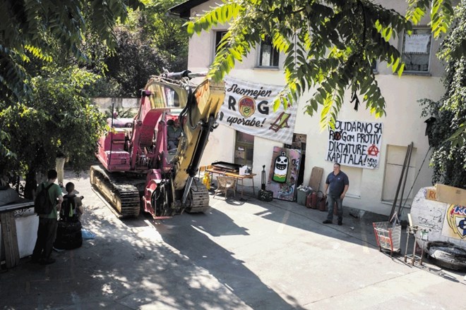 Bagra, ki so ga aktivisti prebarvali v rožnato, že dolgo ni več v Rogu,  dejavnosti pa so v polnem zagonu.