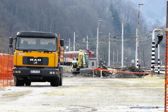 V Celju so kmalu potem, ko so se lotili prenove in nadgradnje železniških tirov, naleteli na onesnaženo zemljino, iz katere...