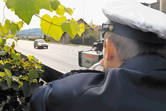 Opozarjanje na morebitne radarje z »blendanjem« je v skladu z zakonodajo prekršek. Prekršek je tudi, če voznik na tak način...