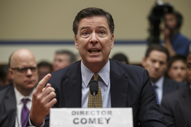 Direktor FBI James Comey na vročem kongresnem stolu