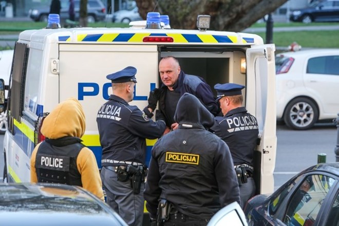 Stephen Casiraghi (Hinko Krejačič) na prostosti ni zdržal dolgo. Policisti so ga prijeli zaradi nevarne vožnje, kraje tablic,...