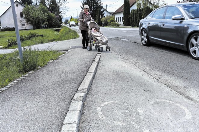 Kjer se  na Ižanski cesti konča pločnik, se konča tudi kanalizacija.