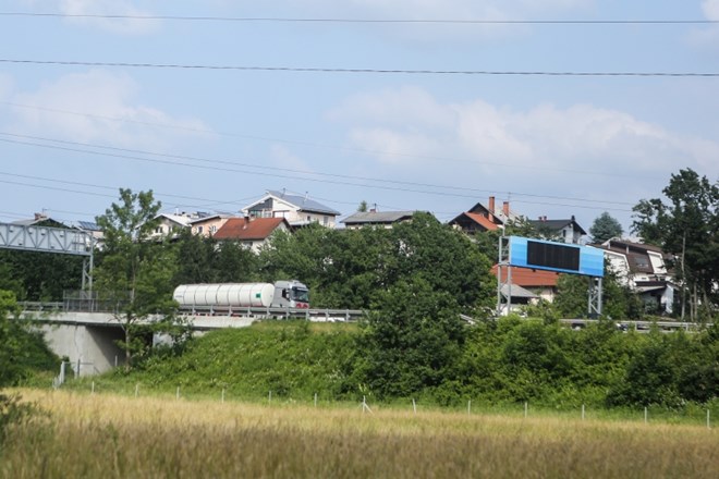 Neustrezne protihrupne ograje še čakajo na popravilo