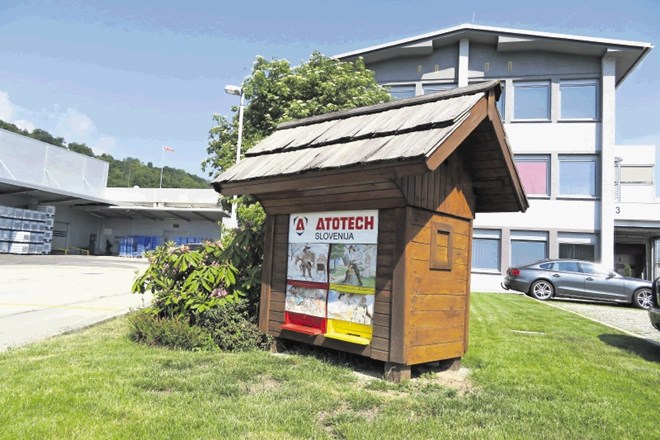 Pred kemično tovarno Atotech v Podnartu domujeta dve čebelji družini.