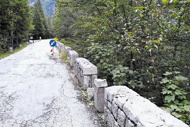 Del na odseku Ruska cesta med nekdanjim gostiščem Erika in Vršičem ne morejo izvesti drugače kot ob popolni zapori.