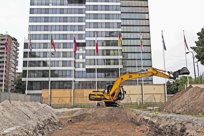 Zlatarna Celje postavila gradbeno ograjo na Bavarskem dvoru