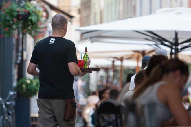 Gostinci svojim zaposlenim nočejo  zvišati sramotno nizkih plač 