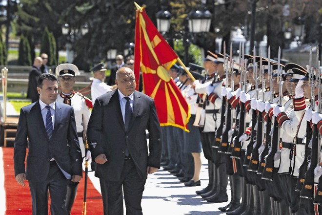 Makedonski premier Zoran Zaev in bolgarski premier Bojko Borisov med pregledom častne čete v Skopju, kjer sta podpisala...