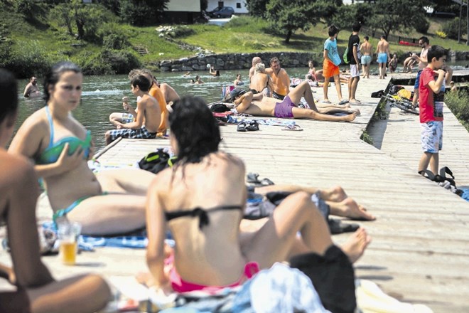 Na naravnem kopališču v Puštalu (na fotografiji) se ob vročih dneh tare obiskovalcev.