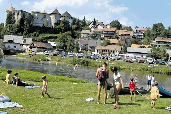 Kopališče pod žužemberškim gradom je poleg kopalnega območja v Straži edino na reki Krki, ki je vključeno v redni državni...