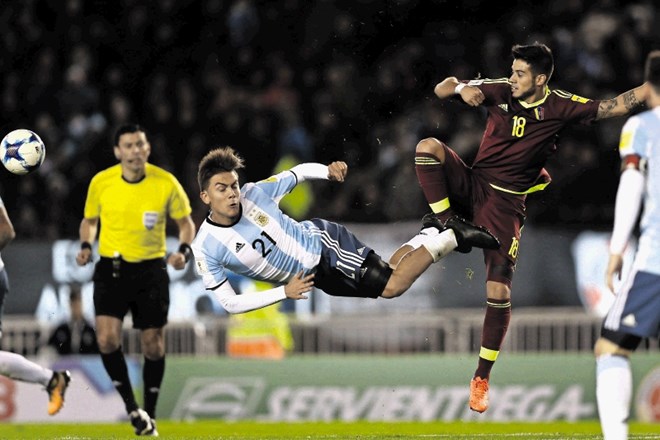 Čeprav je Argentina (levo zvezdnik Paulo Dybala) zamenjala selektorja, taktiko in igralce, so Messi in druščina doma le...