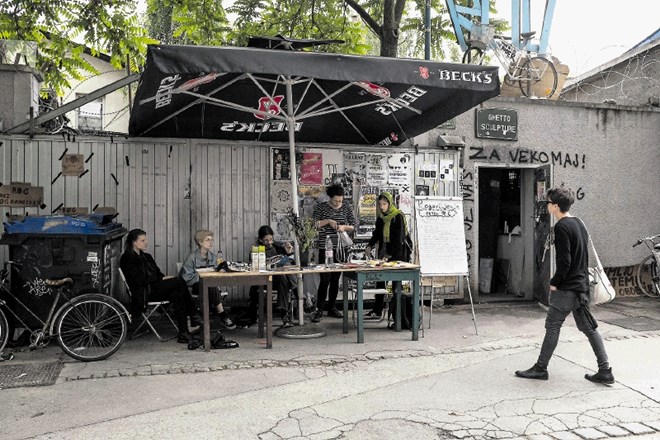 Uporabniki tovarne niso le skupina osmih, ki so se znašli na sodišču, temveč v avtonomni coni deluje in ustvarja približno...