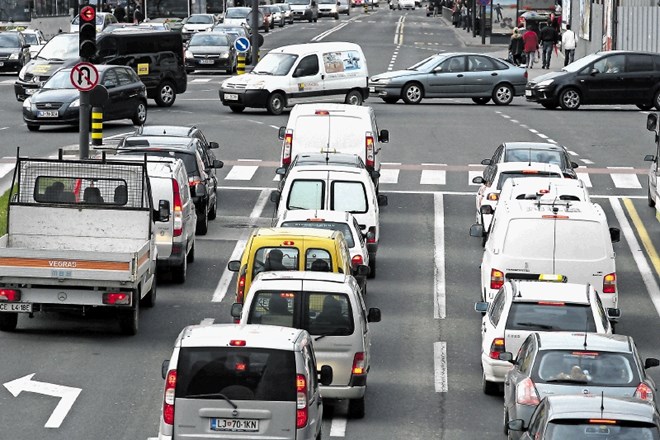 Okoljski hrup večinoma povzročata cestni in železniški promet.