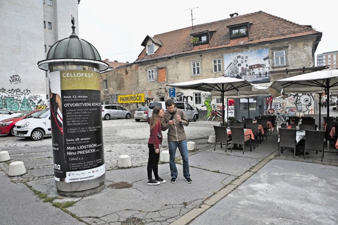 Na očiščenem zemljišču je namesto parka sredi mesta zraslo parkirišče.