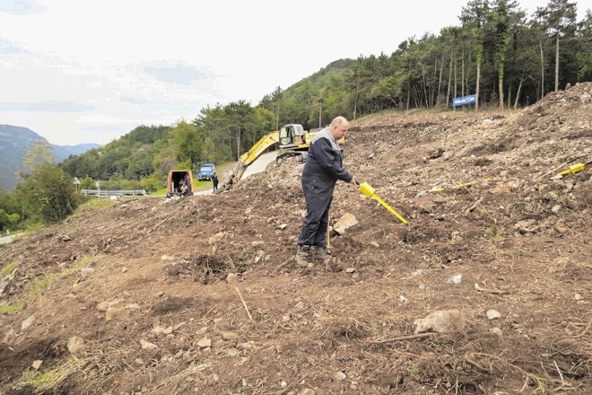 Pirotehniki iz državne enote za varstvo pred neeksplodiranimi ubojnimi sredstvi ob gradnji krožišča pregledujejo teren....