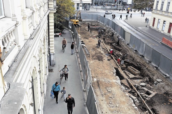 Arheologi  končujejo izkopavanje na delu Gosposvetske ceste pri Slovenski cesti, kjer so odkrili kar 13 sarkofagov.