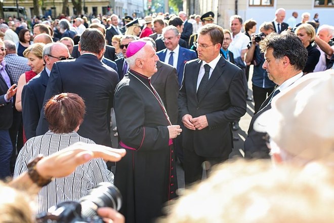 Ljubljanski nadškof Zore in premier Miro Cerar julija letos ob odkritju spomenika vsem žrtvam vseh vojn.