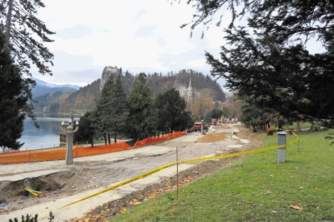 Promenada ob Blejskem jezeru, na kateri urejajo komunalno infrastrukturo, ne bo več prevozna, tudi parkirati na njej že po...