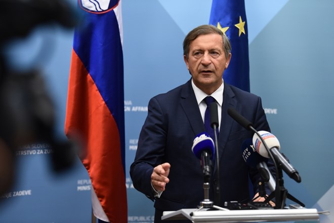 Erjavec  je zanikal, da bi  na seji  grozil, da bo v primeru sprejema  rešitve  po 51. členu zakona o tujcih  DeSUS zapustil...