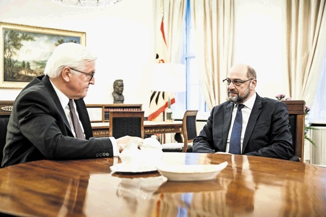 Predsednik države Steinmeier (levo) je skušal vodjo socialdemokratov Schulza navdahniti za veliko koalicijo.